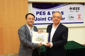 Chapter chair presents souvenir to Prof. Dong