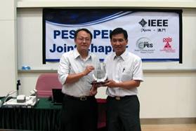 Chapter chair presents souvenir to Dr. Tan