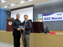 Chapter treasurer presents souvenir to Prof. Lee