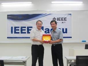 Dr. Man-Chung Wong presents souvenir to Prof. Chin-Woo Tan