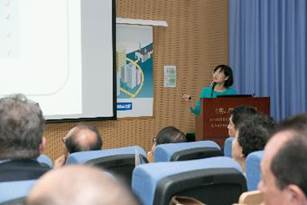 Prof. Li Qui Peng presents her talk