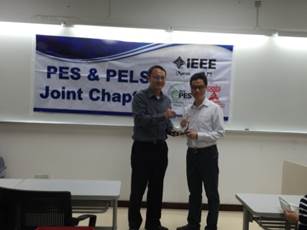 Dr. Man-Chung Wong presents souvenir to Prof. Shu-Hung Henry CHUNG