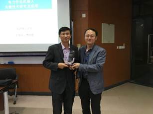 Dr. Man-Chung Wong presents souvenir to Prof. Shao Sheng Fan