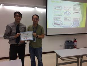 Dr. Man-Chung Wong presents souvenir to Mr. Ka-Ip Leong