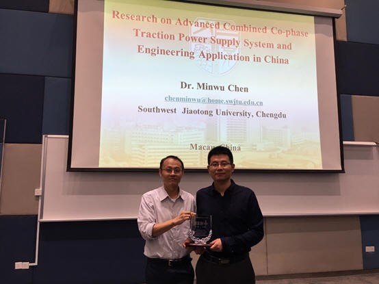 Dr. Man-Chung Wong presents souvenir to Dr. Minwu Chen