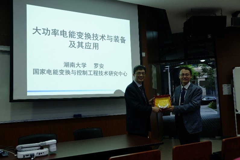Dr. Man-Chung Wong presents souvenir to Prof. An LUO