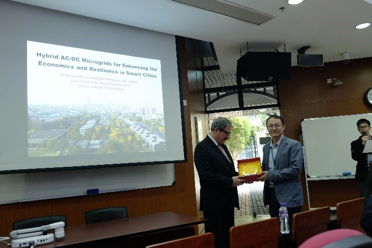 Dr. Man-Chung Wong presents souvenir to Prof. Mohammad Shahidehpour